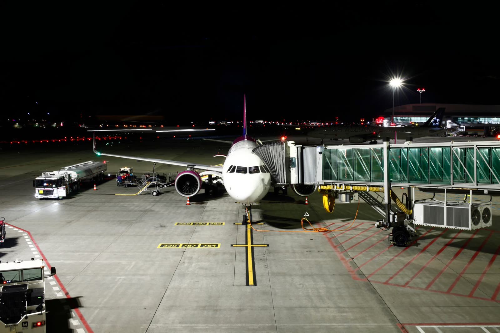 Avion à la porte d’embarquement, de nuit