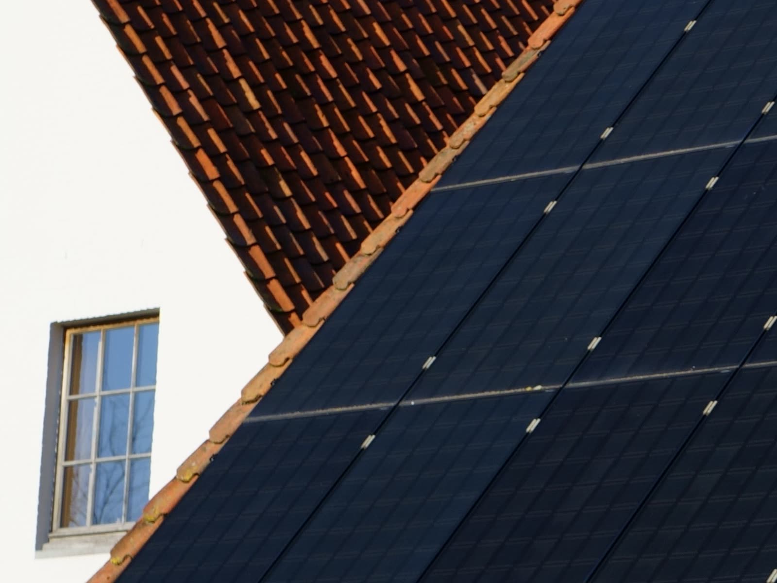 Panneaux solaires sur un toit de tuiles